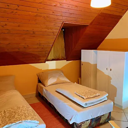 Koloska Apartmanhaz לינה וארוחת בוקר באלאטונפורד